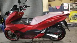 Honda PCX warna merah 2021
