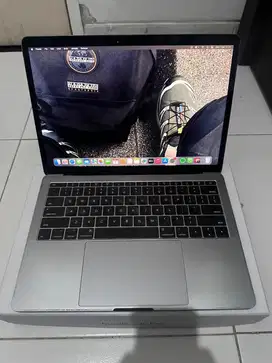 Macbook Pro 2017 8/256Gb