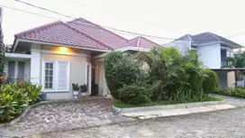 Rumah Semi Klasik dengan Konstruksi Kokoh di Ceger, Jakarta Timur