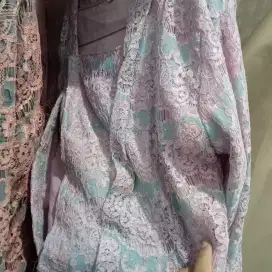 Kebaya brukat plus kain bawahannya
