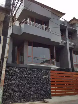 DIJUAL MURAH RUMAH MEWAH BARU ADA PRIVATE LIFT DI PEJATEN