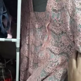 Kebaya brukat plus kain bawahan nya