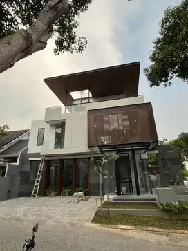 Dijual Rumah Elite Mewah 3 Lantai SPESIAL Carport masuk 3 Mobil LUAS