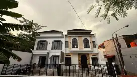 Rumah 2 lantai Woltermonginsidi, Tlogomulyo