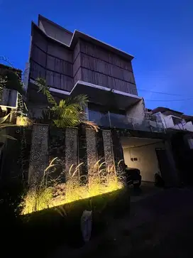 DIJUAL RUMAH MODERN MINIMALIS LANTAI 3 LOKASI  SEDAP MALAM