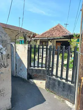 Rumah Tua di Pusat Kota dan Strategis