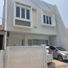 Dijual rumah siap huni 2.5 lantai di Kelapa Gading, Jakarta Utara