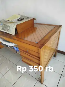 Meja kerja kaca