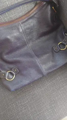 Tas kulit warna ungu gelap