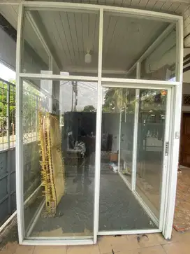 Di jual kaca toko atau sekat kaca
