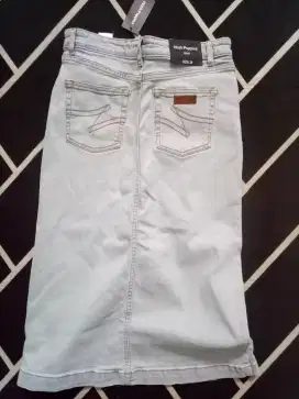 Rok bahan denim 7/8 merk hush puppies