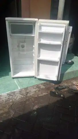 Menerima barang rusak kulkas