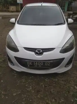 Di jual Mobil mazda 2 tahun 2011