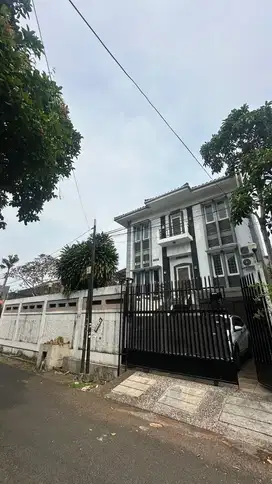 JUAL RUMAH BAGUS 3 LANTAI SIAP HUNI DI BANGKA KEMANG JAKARTA SELATAN