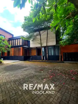 JUAL RUMAH CANTIK MODERN KONTEMPORER 2 LANTAI SIAP HUNI KEBAYORAN LAMA