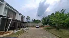 DISEWAKAN RUMAH 2 LANTAI HADAP TAMAN SIAP HUNI DI METLAND TRANSYOGI