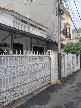 Disewakan Rumah Jln Tebet Timur LT 150 M2 / LB 250 M2