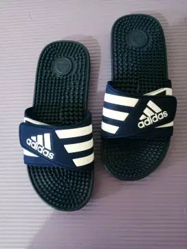 sandal pijit adidas original pria size 41,42,43 harga 450 pas bogor