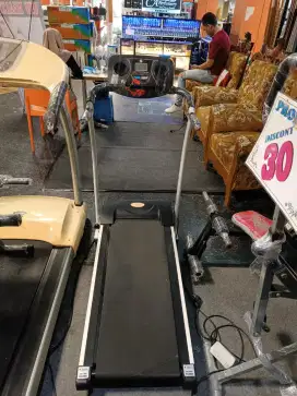 Treadmill elektrik bekas display toko