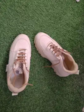 Preloved sepatu wanita UK 36 like new