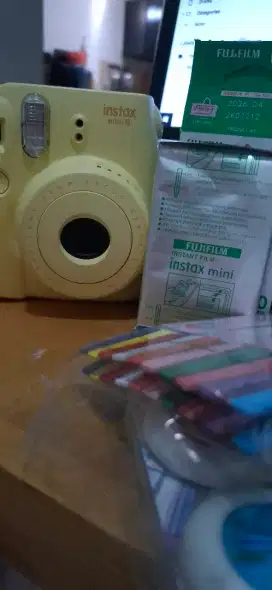 DIJUAL KAMERA POLAROID INSTAX MINI 8 + PAPER FILM 14PCS,FREE AKSESORIS