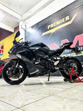 Kawasaki Ninja ZX25R STD REG 2022 hitam glossy odo 5rb cakep