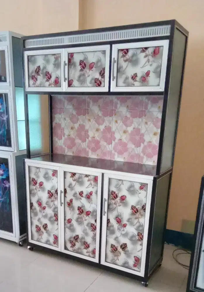 Lemari piring 3 pintu