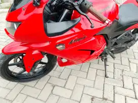 Jual kawasaki ninja 250 karbu orisinilan surat hidup.