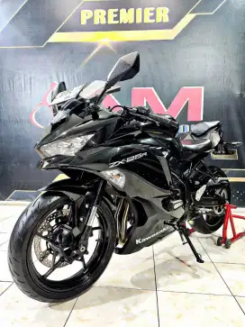Kawasaki Ninja ZX25R STD REG 2022 metallic black super cakep satset