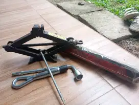 Dongkrak bawaaan mobil