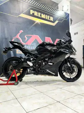 Kawasaki Ninja ZX25R STD REG 2022 Metallic Black odo 5rb an gas cakep