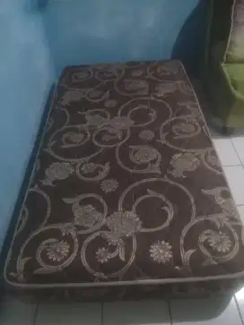 Springbed + meja kayu + Kursi
