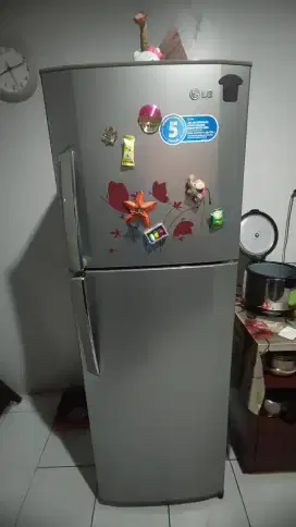 Dijual Kulkas LG 2 Pintu Kondisi Baik