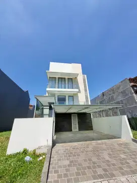 Harga Jual Turun Rumah 2,5 Lantai Konsep Villa Pakuwon Indah Furnished