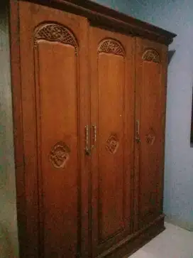 Di jual lemari jati baju 3 pintu kondisi sangat baik