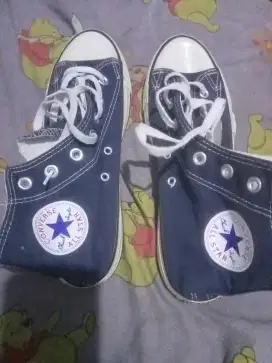 Sepatu basket converse laki laki warna biru tua no 41biru tua