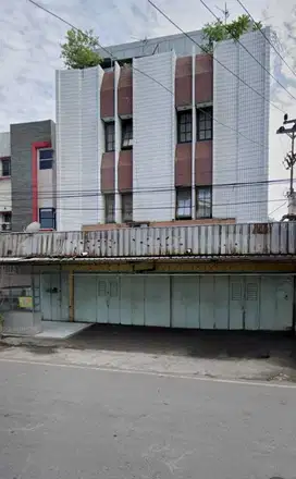 Ruko 3 Lantai Strategis Bangunan Kokoh di Jalan Veteran Solo