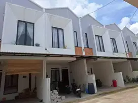 Rumah Dua Lantai Pinggir Jalan Raya
