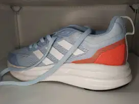 Sale sepatu bekas display store