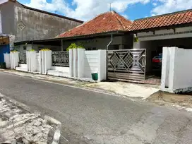 Rumah bangunan kokoh dekat SMK Farmasi Serengan Solo