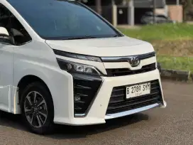 TOYOTA VOXY, MULUS LUAR DALAM  TDP 18Jt