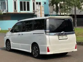 TOYOTA VOXY, MULUS LUAR DALAM  TDP 18Jt