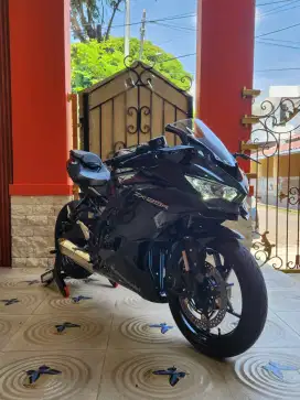 Kawasaki Ninja ZX25R TFT NEW MODEL ONLY 1,000 KM!
