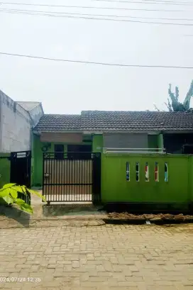 Dijual rumah di komplek perumahan taman Raya Rajeg Blok i 31 .