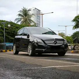 ( DP 5 JT ) LOW KM ! MERCEDES BENZ B200 HITAM 2012 !