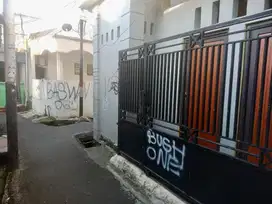 Jual rumah dan kostan 3 lantai