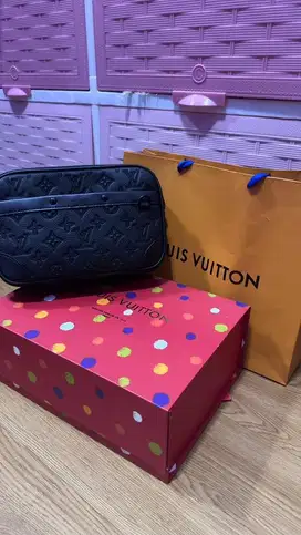 Tas selempang kulit, Clutch Bag LV