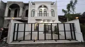 RUMAH BARU DESAIN KLASIK MEWAH, DI UTARA MAGUWOHARJO