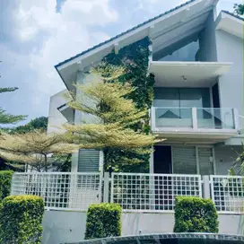 Rumah cantik dan asri posisi hook di Bintaro sektor 9