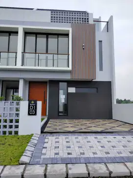 Rumah 3 lantai ada kolam pribadi carport 2 mobil selatan Surabaya